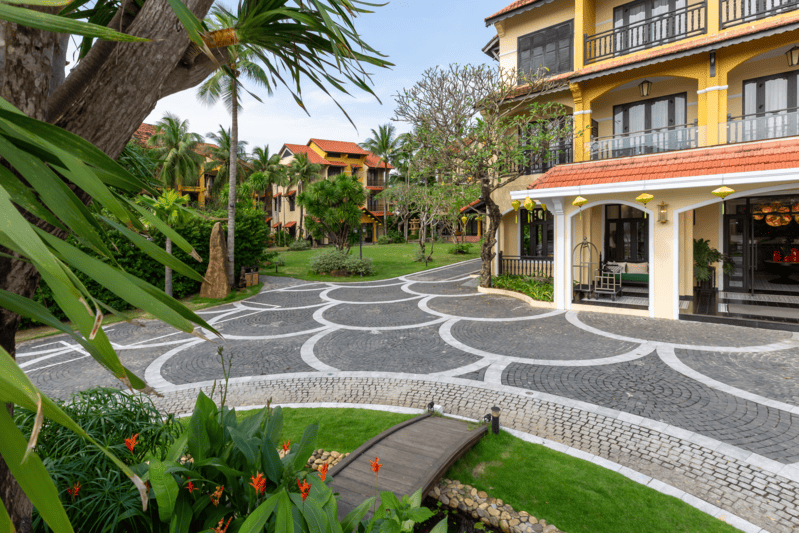 Anmira Hoi An offers a nature-inspired setting with abundant greenery and a fresh, peaceful atmosphere.