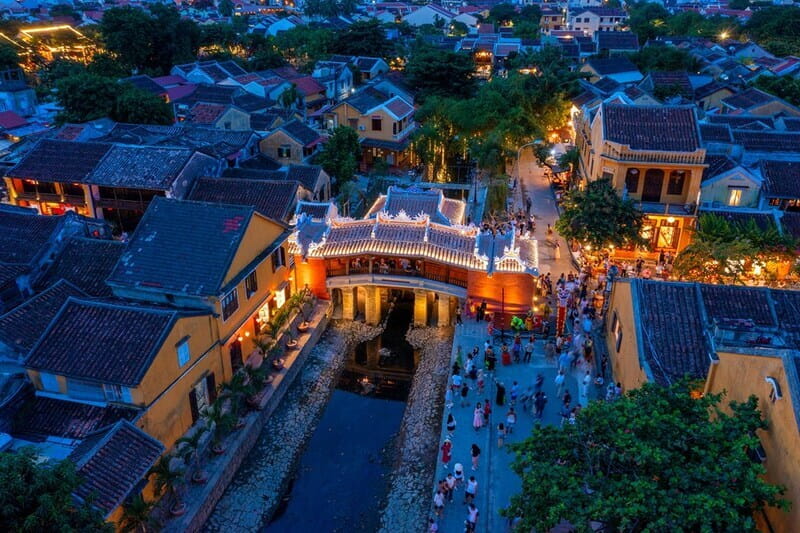 The Japanese Covered Bridge is one of the prominent architectural symbols of Hoi An Ancient Town.