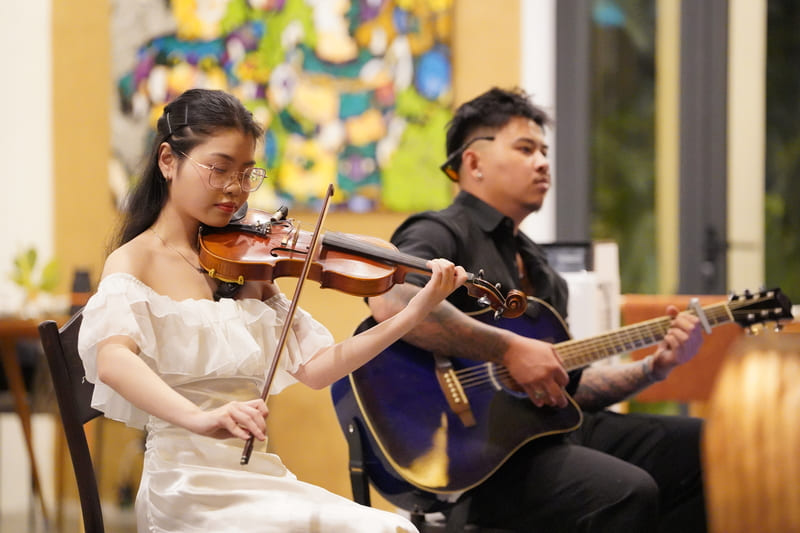 Chương trình Violin & Guitar Duo diễn ra vào mỗi tối thứ Bảy tại LAM Kitchen